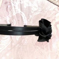 カチューシャ　黒　ヘアアクセサリーの画像