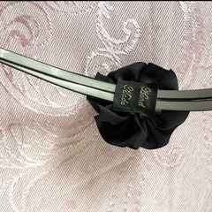 カチューシャ　黒　ヘアアクセサリーの画像