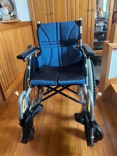 中古】 日進医療器 NA-U6 自走 自走用 車椅子 車いす 6輪車 ノンパンクタイヤ インディゴ 屋内専用