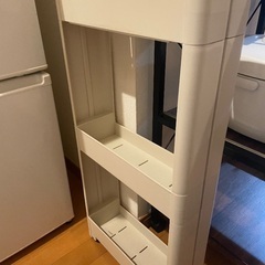 スリーコインズ　冷蔵庫横収納の画像