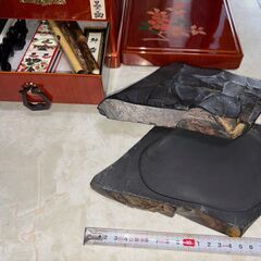 書道関連セットで売ります（硯共蓋付・龍文鎮・細筆3本・墨2本・水差し・箱）の画像