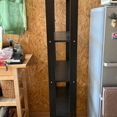 黒に近い木目調の棚（IKEA
）の画像