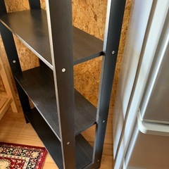 黒に近い木目調の棚（IKEA
）の画像