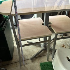 テーブル、椅子セットの画像