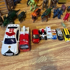 恐竜玩具　乗り物　ウルトラマンなどの画像
