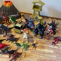 恐竜玩具　乗り物　ウルトラマンなどの画像