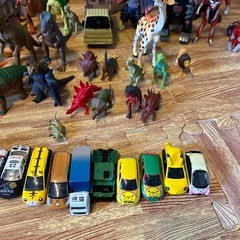 恐竜玩具　乗り物　ウルトラマンなどの画像