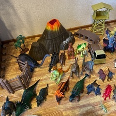 恐竜玩具　乗り物　ウルトラマンなどの画像