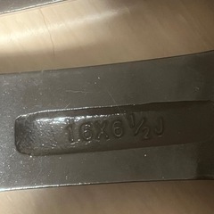 スタッドレスタイヤホイール、ナット付きの画像