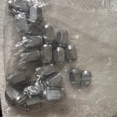 スタッドレスタイヤホイール、ナット付きの画像