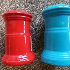 郵便ポスト型の小さな貯金箱(陶器)赤と青の2個セット（中古）の画像