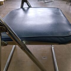 中古 パイプ椅子　クッション厚め　紺　５脚　他の色もあります　1脚1000円！！の画像