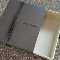 空き箱と小さな可愛い空き缶の画像