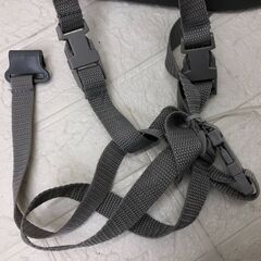 美品！INGENUITY ベビーベース 2IN1 #16728 ミストグリーン商品の特徴 ・中のクッションを取り外せば、赤ちゃん用から幼児椅子に変更可能。 成長に合わせて使えます。 ・取り外し式のトレイは椅子の下に収納できます。トレイはBPAフリーで安心。 ・ダイニングチェアに取り付けて使用したり、 　床でフロアシートとしても使える多機能デザイン。 ・3点式ハーネスで安全。 ・ほとんどのダイニングチェアに取り付け可能なストラップ付き。 ・対象年齢 6か月～3歳  15kgまで  [コンディション]　 数回の画像