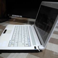 女性に人気のホワイト！場所を取らない14インチ　高性能CPUi3　高速SSD　office （返品可）の画像