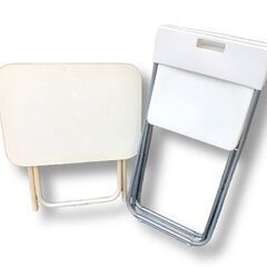 全て折り畳みの 机と椅子2脚 合計3点セット。ウッドデッキやキャンプにどうぞの画像