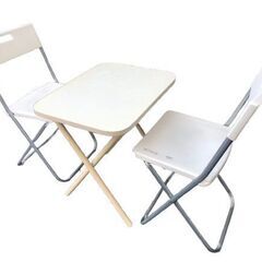 全て折り畳みの 机と椅子2脚 合計3点セット。ウッドデッキやキャンプにどうぞの画像