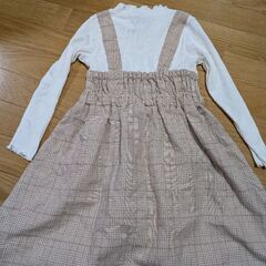 ベージュ系チェックのコットン混合ジャンパースカート、長袖トップス付き。の画像