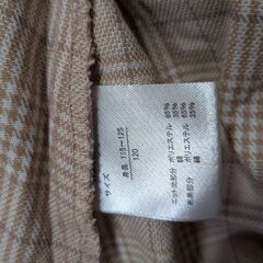 ベージュ系チェックのコットン混合ジャンパースカート、長袖トップス付き。の画像