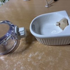小動物用水飲み、おやつ入れ　画像参考。新品未使用　あげます。の画像