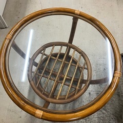 O2511-637 ラタン製天板ガラステーブル レトロ 丸テーブル 中古の画像