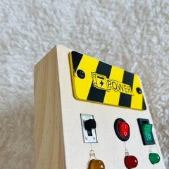 木製ビジーボード 知育玩具 モンテッソーリ 旅行おもちゃ LEDライト付きの画像