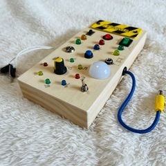 木製ビジーボード 知育玩具 モンテッソーリ 旅行おもちゃ LEDライト付きの画像
