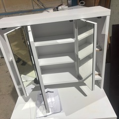 配達可能別料金　ドレッサー　三面鏡　白黒の画像