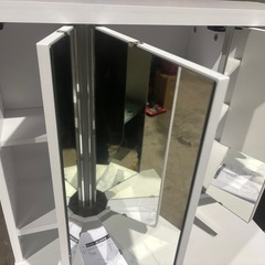 配達可能別料金　ドレッサー　三面鏡　白黒の画像