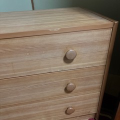 3段のタンスの画像