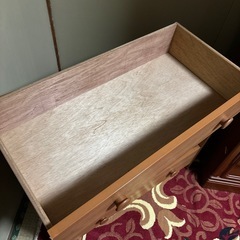 3段のタンスの画像