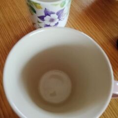 マグカップと花柄湯飲みの画像