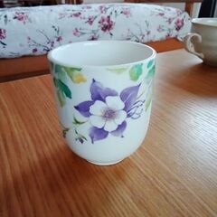 マグカップと花柄湯飲みの画像