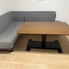 ダイニングテーブルの画像