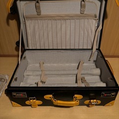 トランクケース/キャリーケース/黒
オレンジの画像