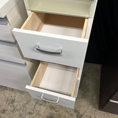 スリム食器棚の画像