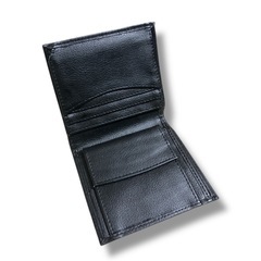 黒の二つ折り財布の画像