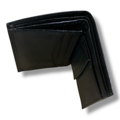 黒の二つ折り財布の画像