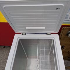 【家庭用サイズ】冷凍庫 ストッカー Comfee'(コンフィー) RCC100WH 99L 2023年製 小型 上開き 温度調節6段階：ホワイトの画像