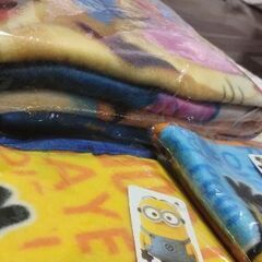 ティガー毛布　ミニオンひざ掛け２種類の画像