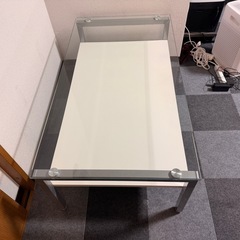 ガラステーブルの画像