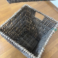 木の籠　蓋付きの画像