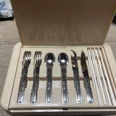 クーラーボックス、食器付きの画像