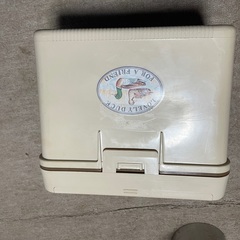 クーラーボックス、食器付きの画像