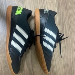 adidas salaフットサルシューズの画像