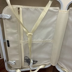 キャリーケース　白　の画像