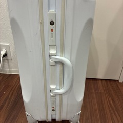 キャリーケース　白　の画像