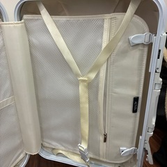 キャリーケース　白　の画像