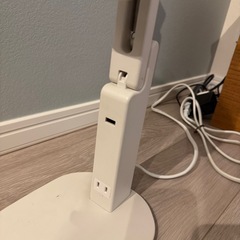 無印良品　電源がつかえるデスクライトスタンド付の画像