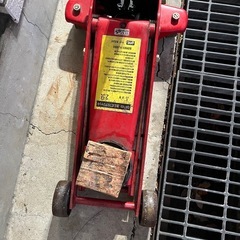 車のジャッキの画像